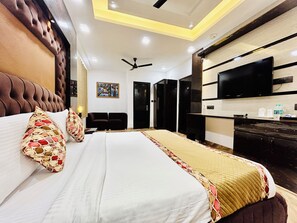Superior Suite | Egyptian cotton sheets, premium bedding, memory foam beds - Hotel Cosmo Near BLK Hospital Karol Bagh (New Delhi)