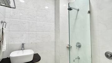 Shower, free toiletries, hair dryer, bidet