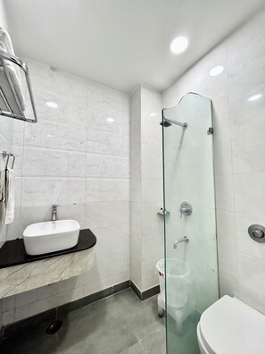 Shower, free toiletries, hair dryer, bidet - Hotel Cosmo Near BLK Hospital Karol Bagh (New Delhi)