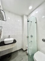 Douche, articles de toilette gratuits, sèche-cheveux, bidet