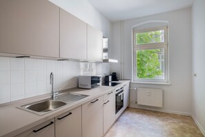 Fridge, microwave, oven, stovetop - Modern Friedrichshain 1BR, Furnished & Equipped, by Blueground (Berlin)