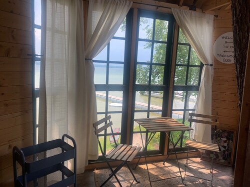 Experience Lakeside Luxury: Your Ultimate Retreat Awaits on Long Lake!