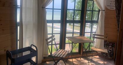 Experience Lakeside Luxury: Your Ultimate Retreat Awaits on Long Lake!