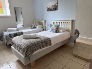 Desk, iron/ironing board, travel crib, WiFi - The Fifie. A home away from home. (Saint Monans)