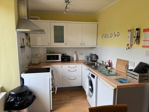 Fridge, microwave, oven, stovetop - The Fifie. A home away from home. (Saint Monans)