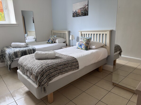 3 quartos, ferros/tábuas de passar roupa, Wi-Fi, roupa de cama