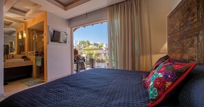 2 bedrooms, in-room safe, iron/ironing board, free WiFi