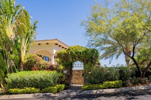 Property grounds - Breathtaking 4-Bd Del Mar Villa, Swimmable Beach — Chef & Butler Incl. (San José del Cabo)