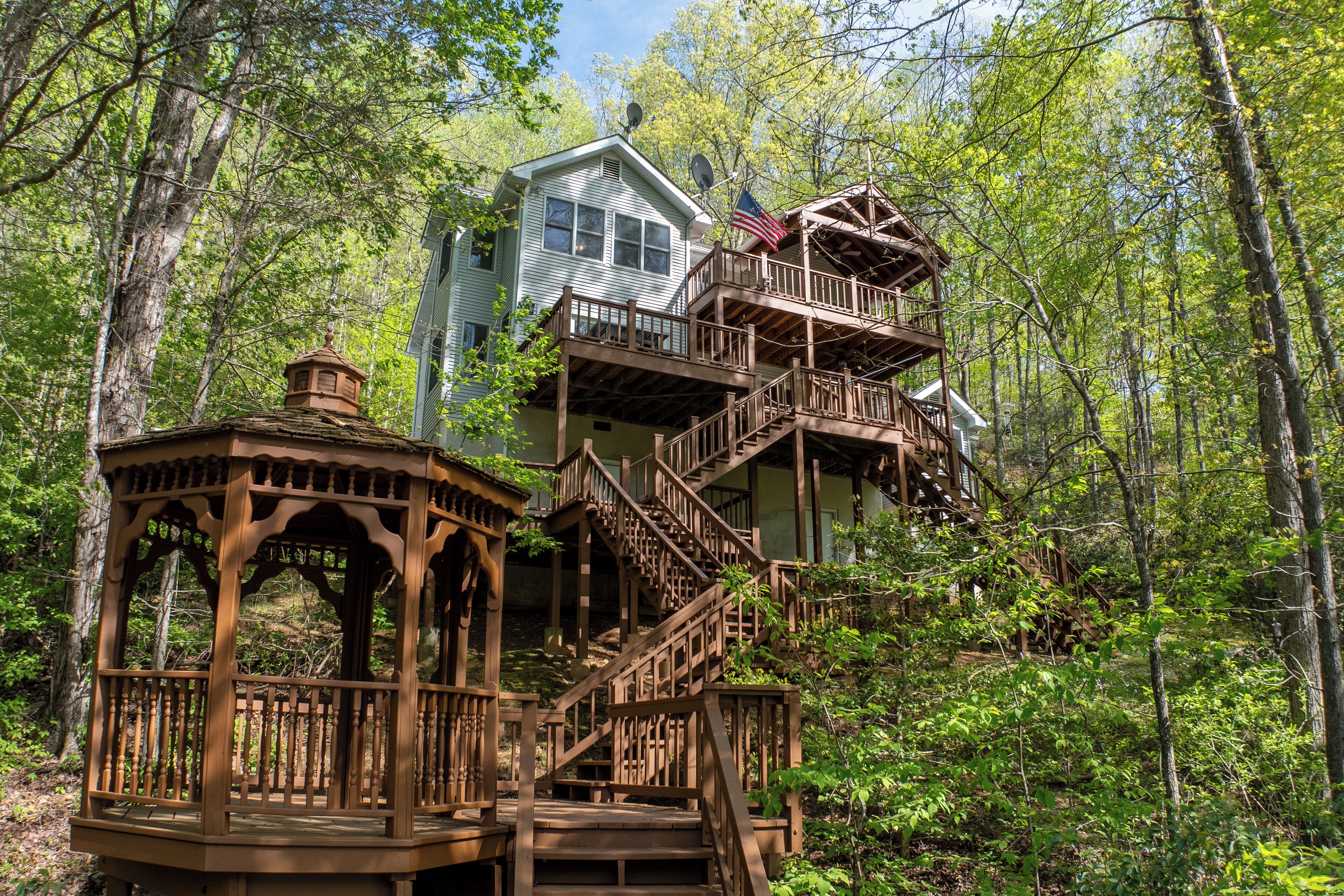 Tuckasegee Chateau - Private River Access with Rafting and Tubing!