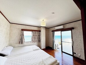 4 bedrooms, free WiFi, bed sheets - The East China Sea is right in front of you A spacious ocean view rental villa for up to 20 people / Oshima-gun Kagoshima (Oshima-gun)