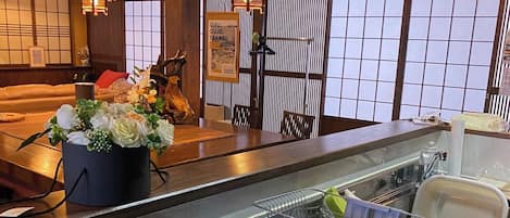冷蔵庫、電子レンジ、コンロ、調理器具と食器