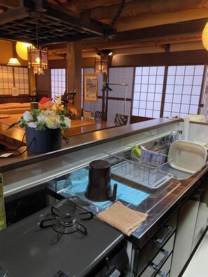 Geladeira, micro-ondas, cooktop, talheres/pratos/utensílios de cozinha