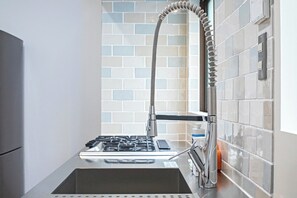 Refrigerador, microondas, placa de cocina, utensilios de cocina