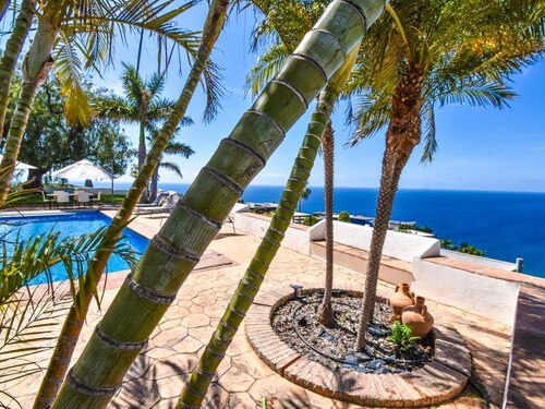 Villa with private pool, the best sea views.