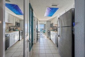 Refrigerador, microondas, placa de cocina, cafetera/tetera