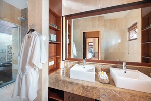 Douche, sèche-cheveux, bidet, serviettes fournies