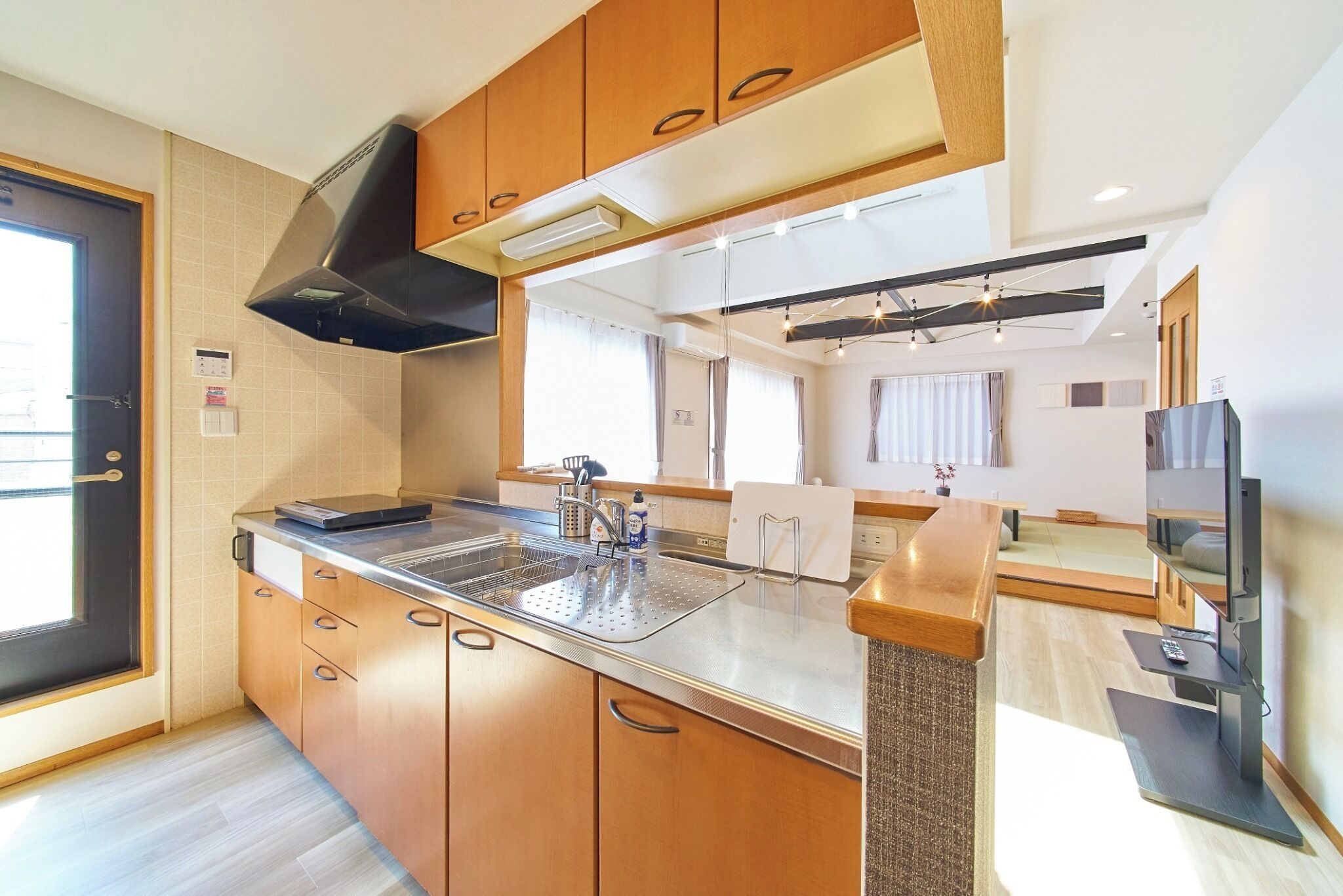 Fridge, microwave, stovetop, cookware/dishes/utensils