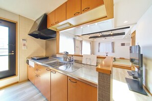 Kjøleskap, mikrobølgeovn, kokeplater og kjøkkenutstyr