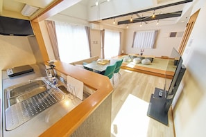 Kühlschrank, Mikrowelle, Herdplatte, Kochgeschirr/Geschirr/Besteck