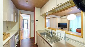 Fridge, microwave, stovetop, cookware/dishes/utensils