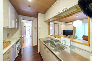 Fridge, microwave, stovetop, cookware/dishes/utensils - 4 minutes from Kojiya Station 1 stop from Keikyu  - The Prime TOKYO HANEDA 1st floor / Ota-ku Tokyo (Ota-ku)