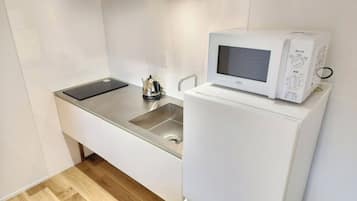 Réfrigérateur, micro-ondes, plaque de cuisson