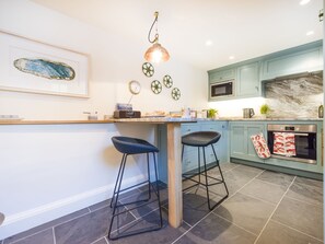 Geladeira, fogão, lava-louças, torradeira