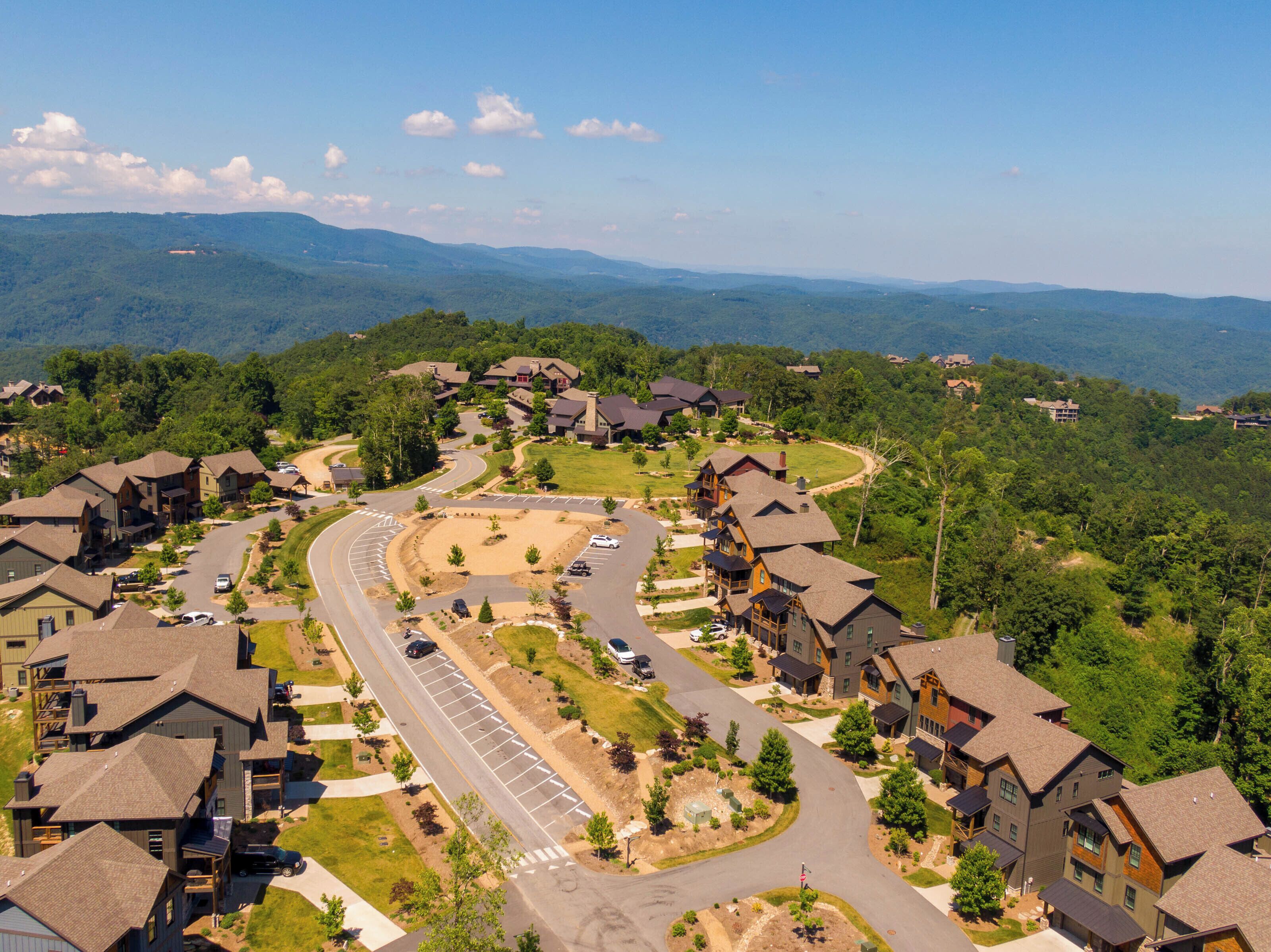 Área residencial com casas, ruas e vista para montanhas.