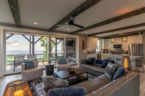 Smart TV, chimenea y estéreo