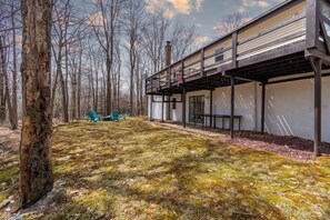 Terrace/patio - Huge Getaway Home with Gameroom, Arcades, Firepit (Tobyhanna)