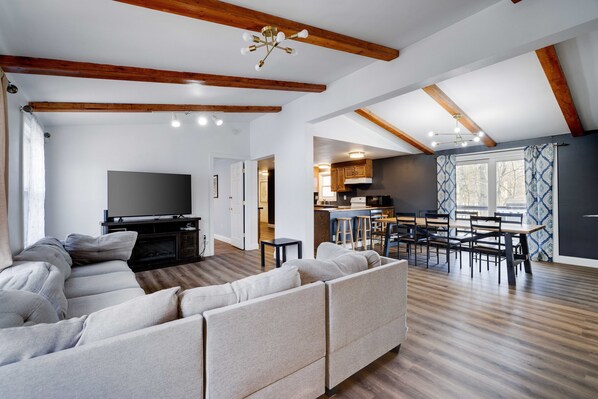 Smart TV, table football - Huge Getaway Home with Gameroom, Arcades, Firepit (Tobyhanna)