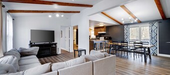 Huge Getaway Home with Gameroom, Arcades, Firepit