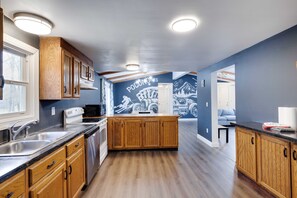 Fridge, microwave, oven, stovetop - Huge Getaway Home with Gameroom, Arcades, Firepit (Tobyhanna)