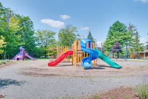 Une aire de jeux dotée de plusieurs toboggans et d’installations d’escalade.