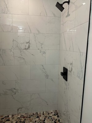 Douche, sĂšche-cheveux, serviettes fournies, shampoing