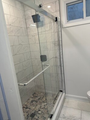 Douche, sĂšche-cheveux, serviettes fournies, shampoing
