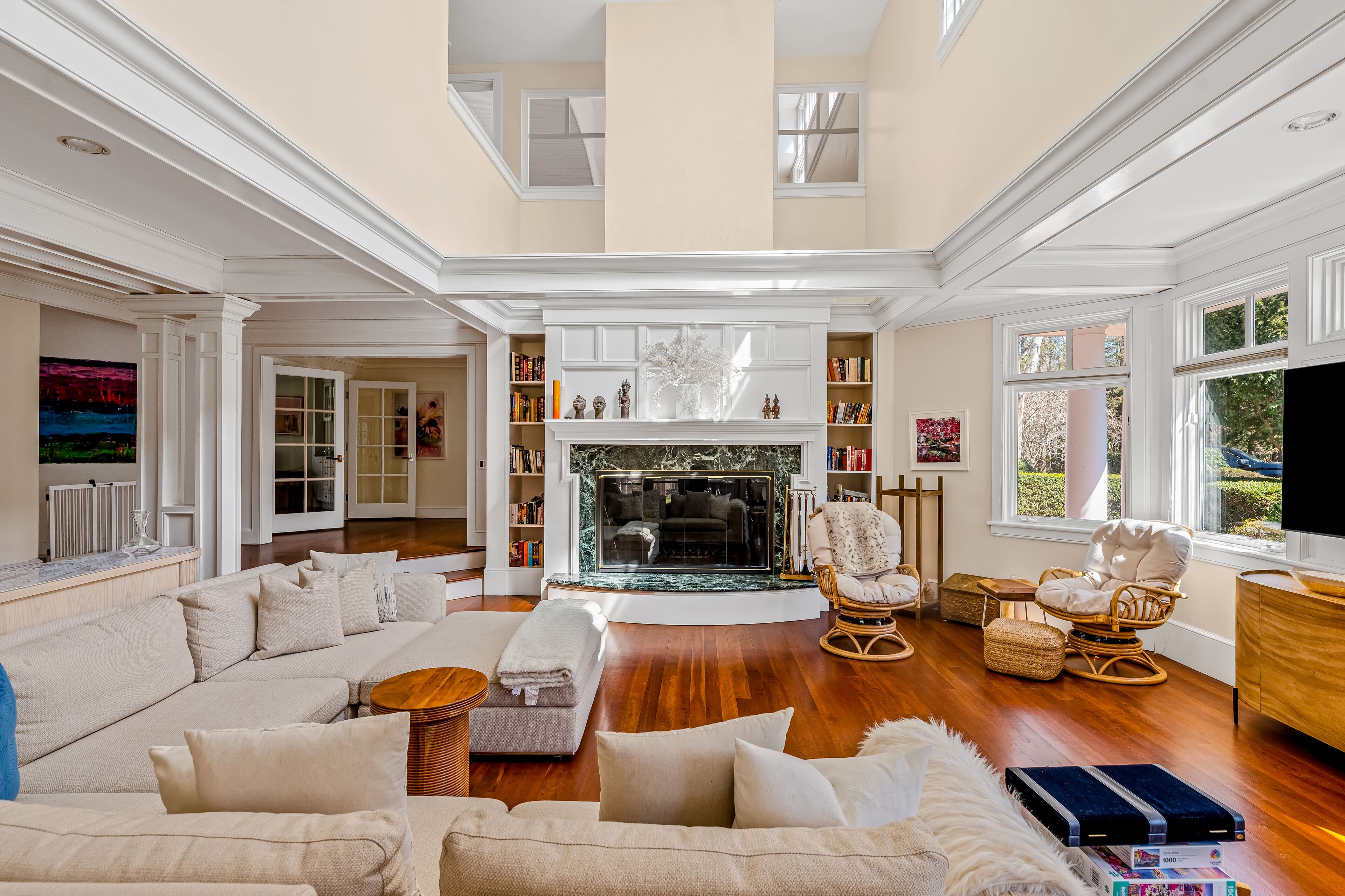 Dazzling 2-acre estate with Carriage House, pool, hot tub & pickleball/tennis