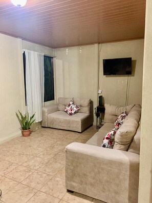 Living area - Ideal Para Descansar del Bullicio de la Ciudad, se Observan Aves Desde Temprano (Golfito)