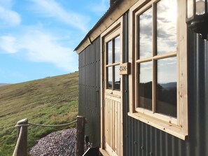 Exterior detail - Oak Shepherds Hut, Wiveliscombe (Wiveliscombe)