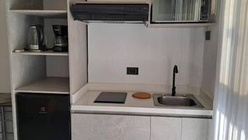 Microondas, horno, parrilla de estufa y lavavajillas