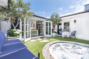 Outdoor dining - Premiere Elegance on Lido Isle - Stays of 30 nights or more (Newport Beach)