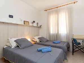 2 habitaciones y tabla de planchar con plancha 