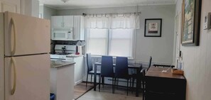 Kylskåp, mikrovågsugn, ugn och spishäll