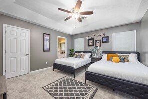 3 makuuhuonetta, työpöytä, silitysrauta/-lauta, ilmainen Wi-Fi