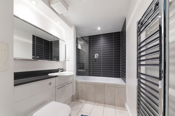 Een douche, een haardroger, handdoeken, zeep