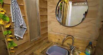 Lakeside Cabin, Hot Tub and Fishery