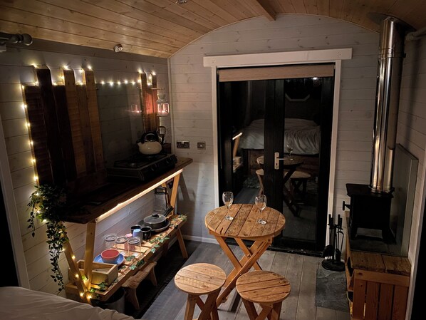 1 bedroom, bed sheets