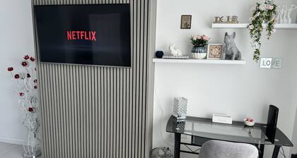 Modern 3-Bed Hideaway Near Westgate With Parking