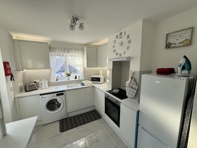 Modern 3-Bed Hideaway Near Westgate With Parking