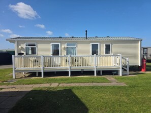 Exterior - Caravan Sleeps 6 With Game Console (Skegness)